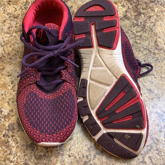 Vionic walking shoe - Picture 2 of 4